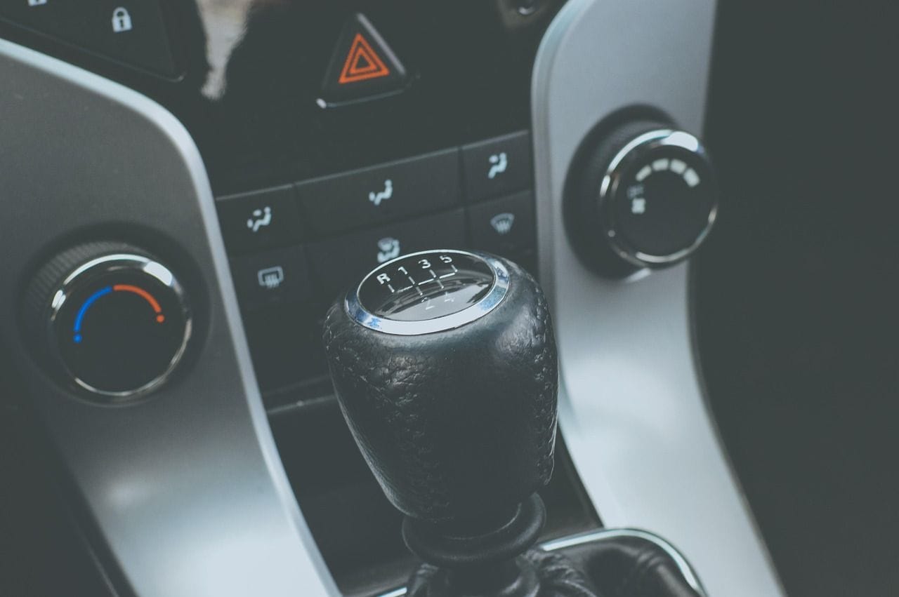 Ani manual, ani automat – co kryje się za nazwą "półautomatyczna skrzynia biegów"? Odpowiadamy