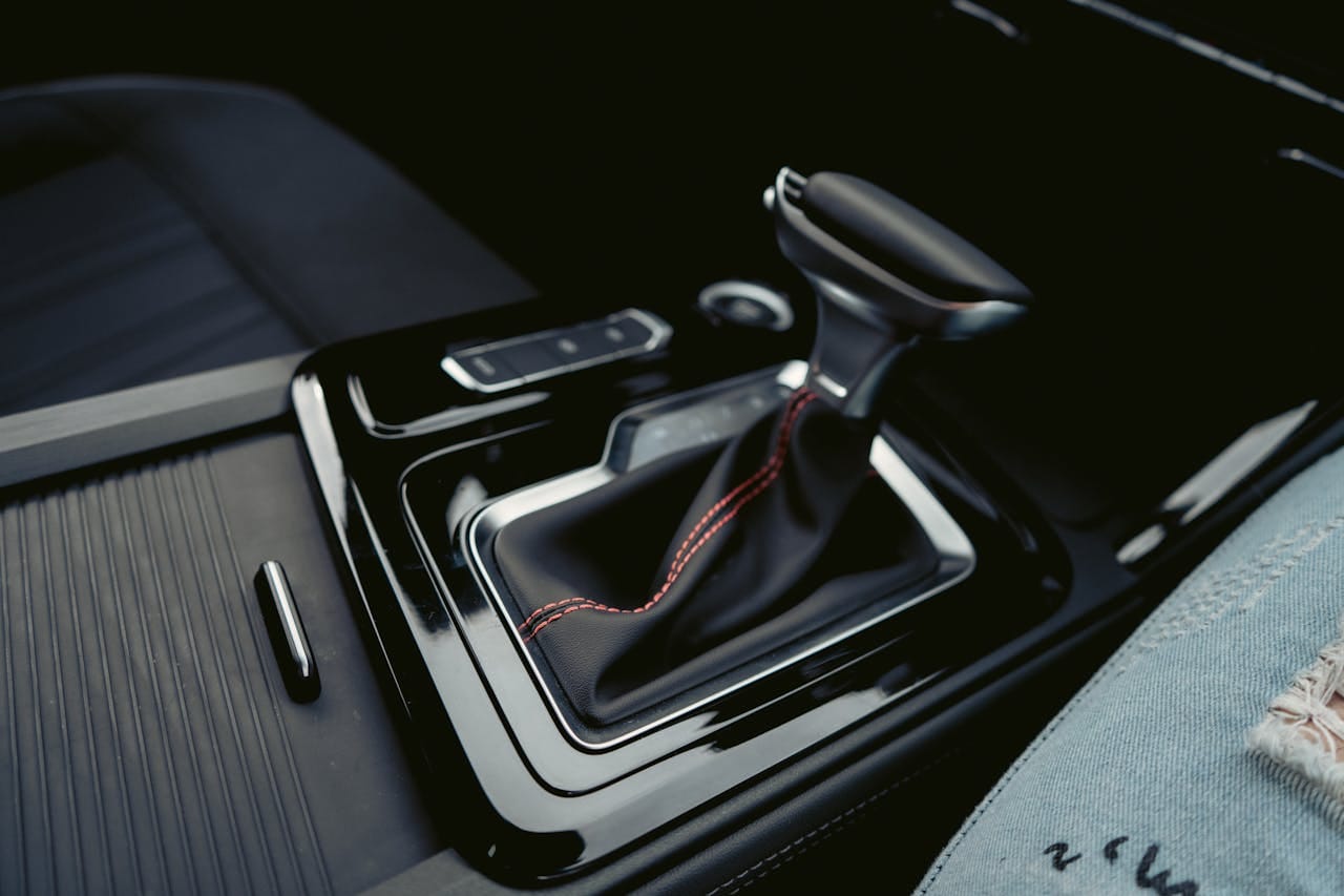 Czego nie robić w aucie z automatyczną skrzynią? Typowe nawyki, które kończą się wizytą u mechanika